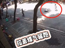 液化氣罐：大姨，請(qǐng)你尊重我，咱不帶這樣式兒的